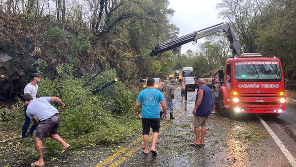 Capa Granizo e vento causam estragos em Iraí