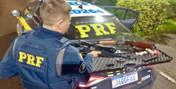 Capa PRF apreende adolescentes e prende homem com espingardas furtadas