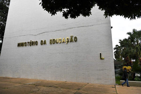 Capa MEC lança plataforma virtual para formação de professores