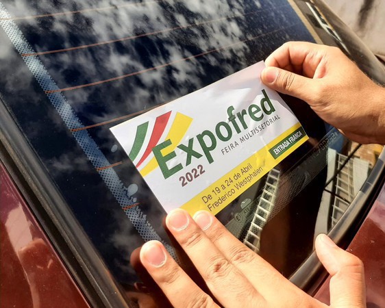 Capa Realizado adesivaço da Expofred no centro de FW