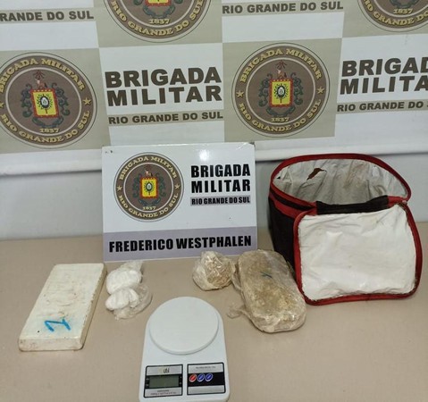 Capa BM apreende 2,4 kg de drogas no interior de FW