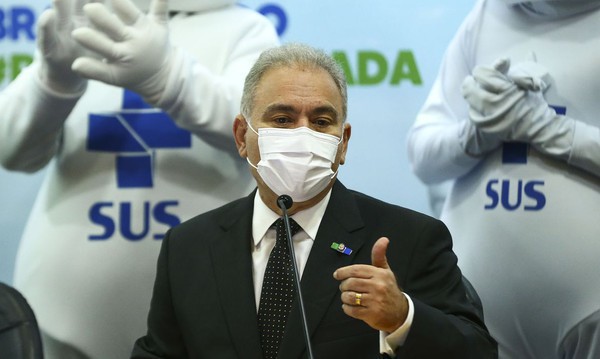 Capa Covid-19: ministério reduz intervalo de reforço e amplia público