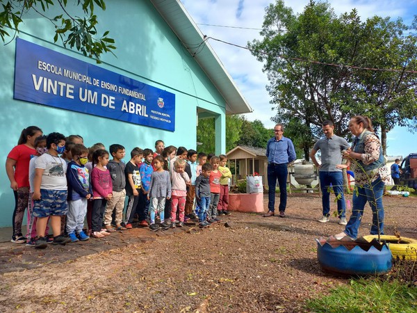 Capa FW: Secretaria da Educação e Cultura realiza entrega de uniformes aos alunos e notebooks para os professores