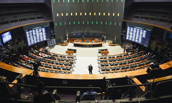 Capa Câmara avança em projetos setoriais, mas adia reformas