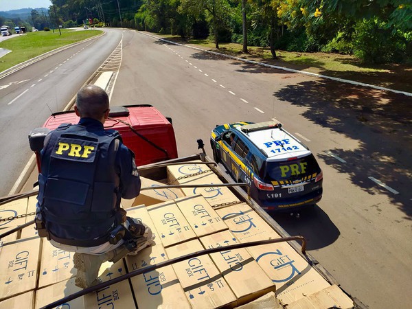 Capa PRF apreende carreta com cigarro paraguaio em carga de soja