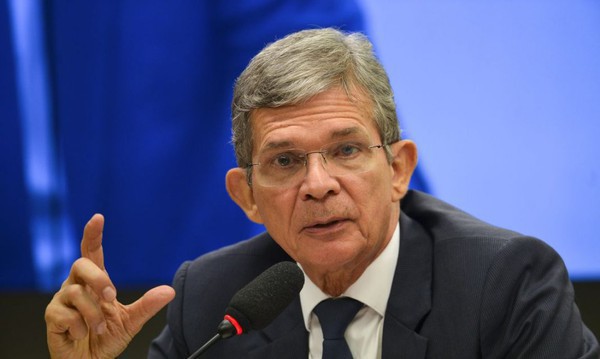 Capa "Petrobras não é única responsável por preço", diz presidente da estatal