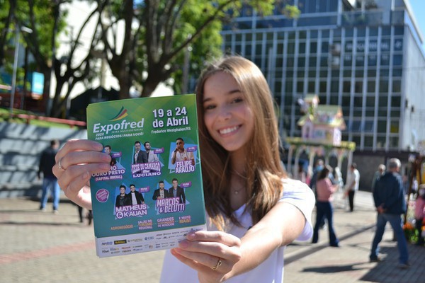 Capa Equipe da Expofred promove adesivaço no centro de FW