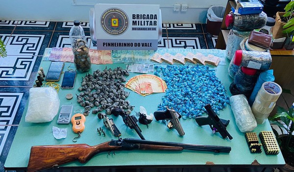 Capa 37°BPM prende dupla por tráfico de drogas Pinheirinho do Vale