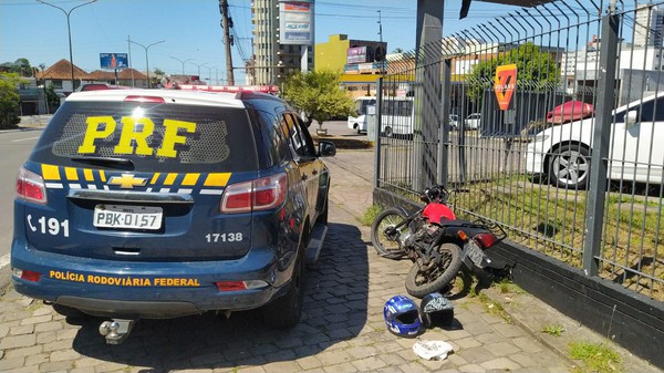 Capa PRF intercepta traficantes em motocicleta com placa de papelão