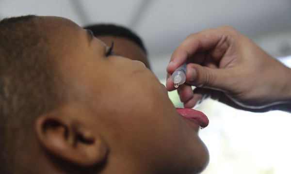 Capa OMS: vacinação infantil tem a maior queda contínua dos últimos 30 anos