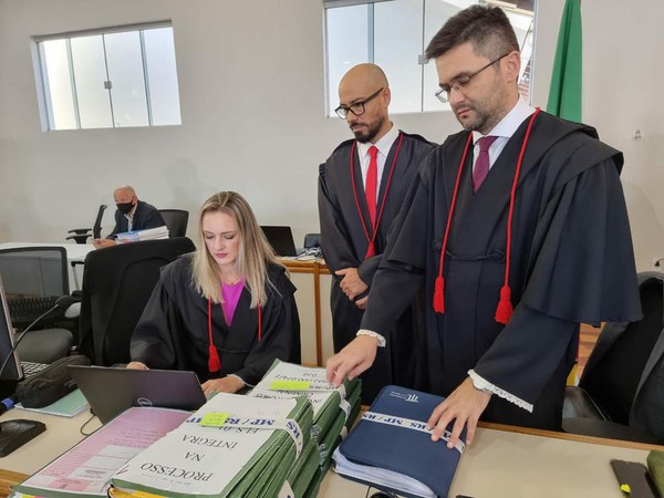Capa Promotores pedem a justiça que advogados de Alexandra Dougokenski sejam multados