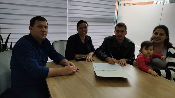Capa Famílias recebem terrenos para construção de casas em loteamento popular