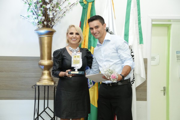 Capa Jô do Carmo recebe o Troféu Mulher Cidadã