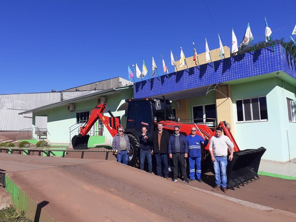 Capa CIGRES adquire retroescavadeira