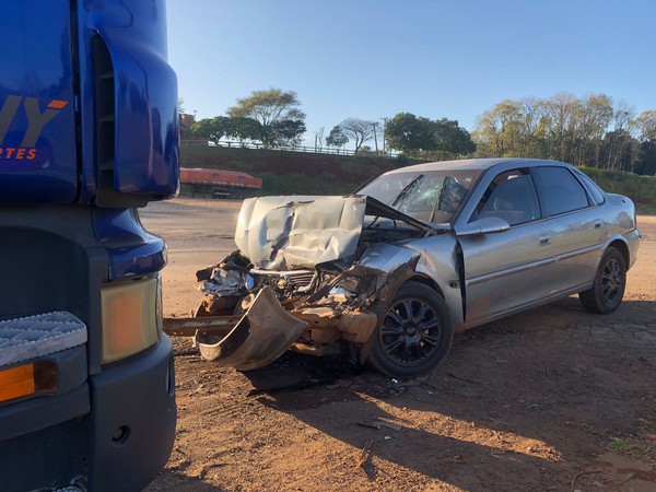 Capa Motorista colide em caminhão parado e abandona Vectra