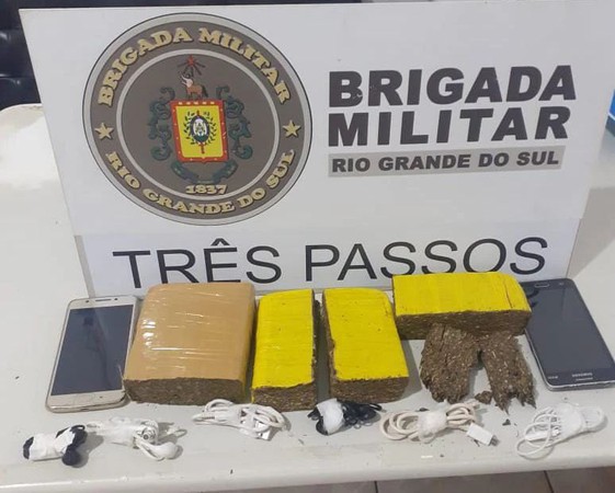 Capa Drogas e telefones são arremessados no pátio do Presídio de Três Passos