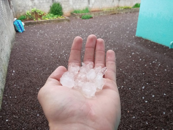 Capa FW: queda de granizo é registrada na tarde desta quarta-feira, 17