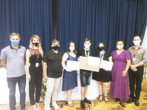 Capa Alunos da Escola Cardeal Roncalli recebem medalhas