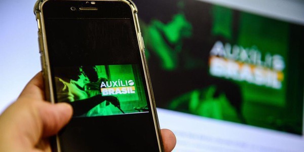 Capa Bolsonaro sanciona lei que cria o Auxílio Brasil
