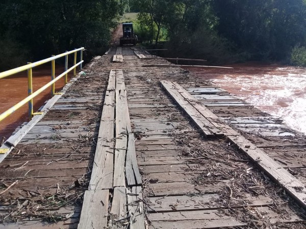 Capa Tenente Portela e Três Passos se unem para construir ponte e pinguelas destruídas pela chuva