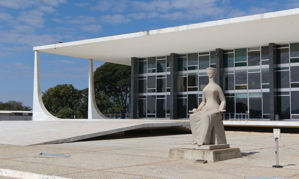 Capa STF vota amanhã reajuste de salários de ministros e juízes