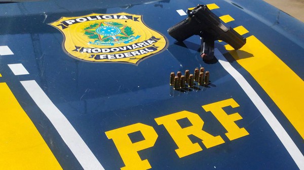 Capa PRF prende dois ocupantes de carro por porte ilegal de arma