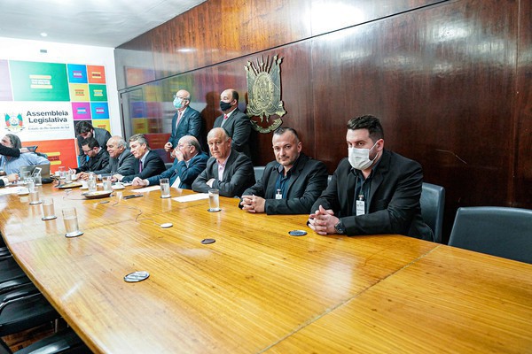 Capa Palmitinho: Vice-prefeito participa de reunião de líderes na ALRS