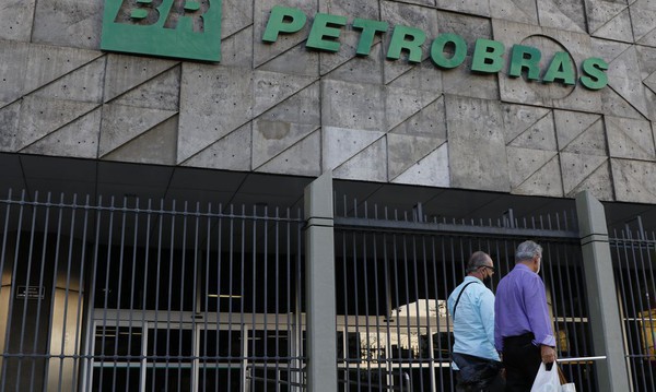 Capa Petrobras reduz preço da gasolina para distribuidoras