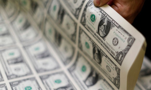 Capa Dólar cai para R$ 5 pela primeira vez em oito meses