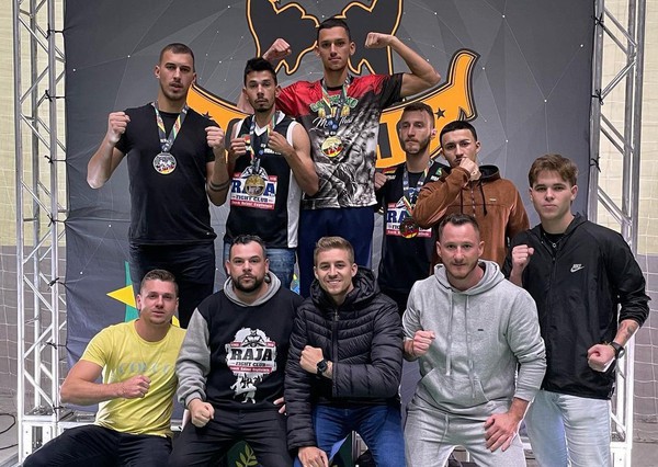 Capa Muay thai frederiquense no topo!