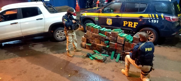 Capa PRF prende traficantes com mais de meia tonelada de maconha em carro roubado