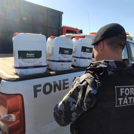 Capa BM e Polícia Civil apreendem caminhão carregado de agrotóxicos