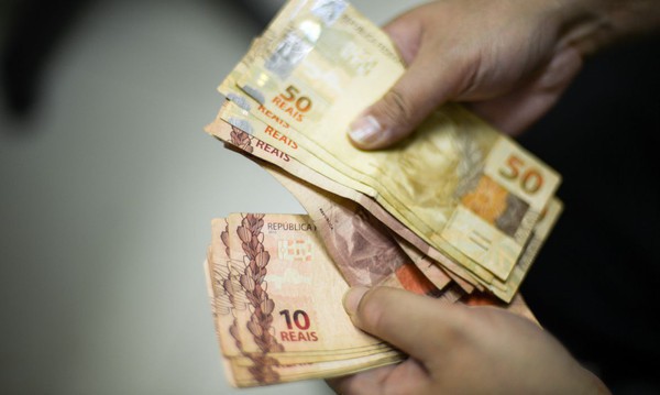 Capa Dieese calcula que salário mínimo para uma família deveria ser de R$ 6.388,55