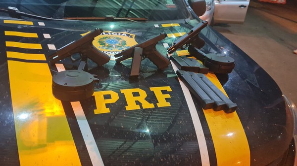 Capa PRF prende homem transportando armas e carregadores